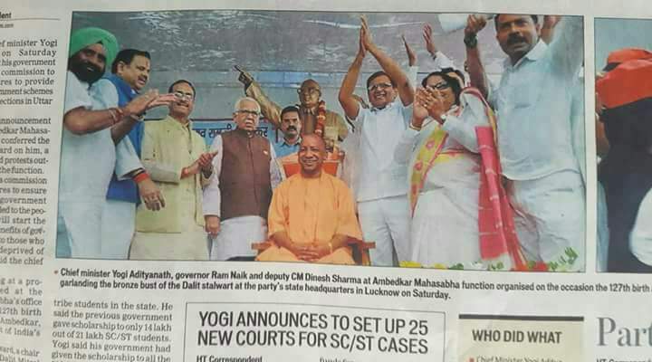 भाजपा के संस्कार:- बुढऊ राज्यपाल खड़े हुए हैं और नौजवान मुख्यमंत्री डाबर लाल दंत मंजन का ऐड कर रहे हैं क्या संस्कार हैं... वाह रे पाखंडियों.
#बेटी_मांगे_इंसाफ 
#वक्तरहते_सुधरजाओ 
#BJP_भगाओ_देश_बचाओ 
#बेटी_बचाओ_बीजेपी_भगाओ 
#UnnaoGangRape 
#क्यों_मोदीजी
#जवाब_दो_मोदीजी