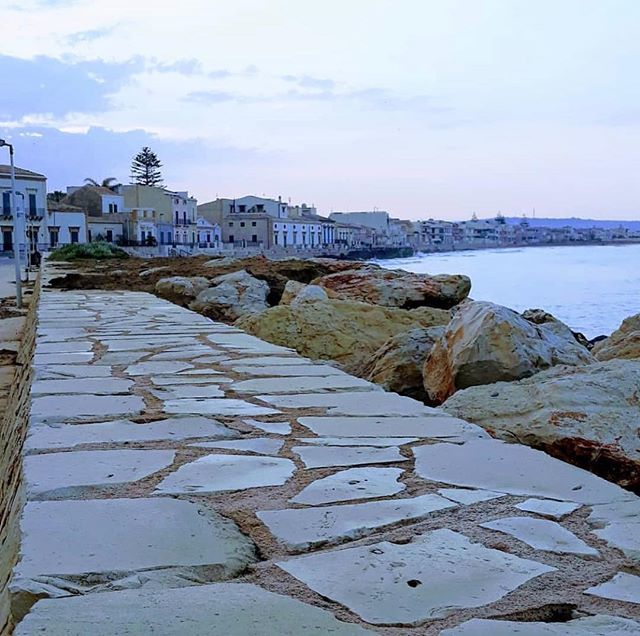 Godiamoci l’alba di Donnalucata a mezzogiorno,  grazie alla levataccia mattutina di @ignaziatasca 👏👏👏 .
Scatto selezionato da @lovesicilyfoodandtravel 
#igersragusa #bestoftheday ift.tt/2JUHEwo