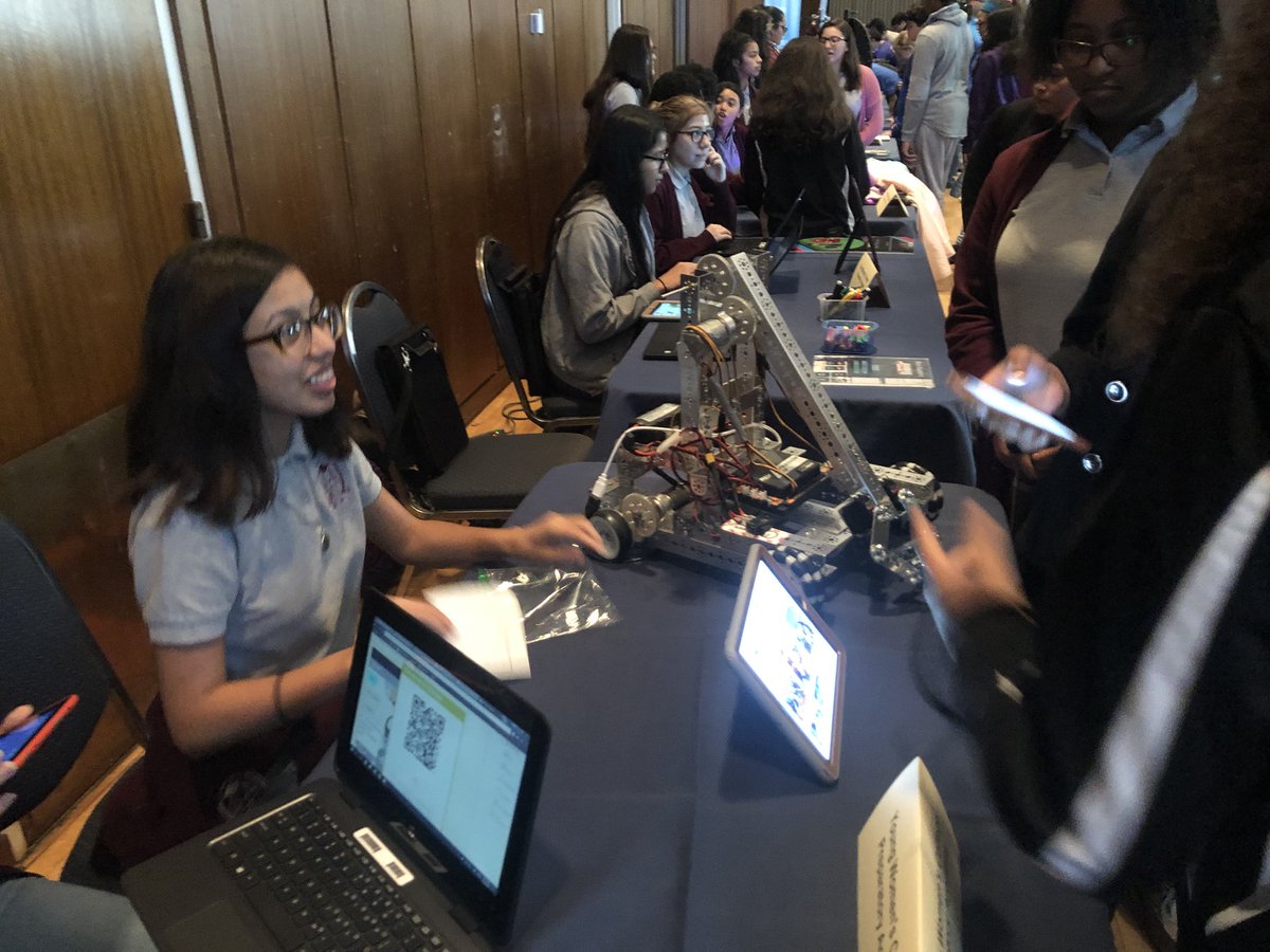 RiceUSMP's tweet image. Middle and high school students explore CS at the first RUSMP/@codeorg CS Fair! @HoustonISD @BellaireHigh @SouthEarly @YWCPAHISD @westsidehigh @GardenOaksMont @BCMAcademyHISD @TechWigfall @adam_stephens @TICalculators @tealsk12org @RICE_OEDK @michaelebraun