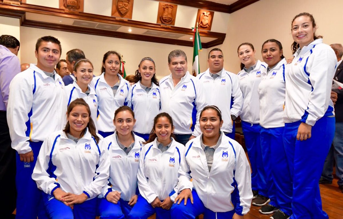 mrikelme's tweet photo. Hoy es un verdadero honor tener la oportunidad de entregar el estandarte a la Delegación Lobos que representará a nuestro estado en la Universiada Nacional 2018. La justa deportiva de mayor trascendencia en el deporte universitario. #Coahuila @lobosuadec @UAdeC https://t.co/zJ9W2Tsdkq