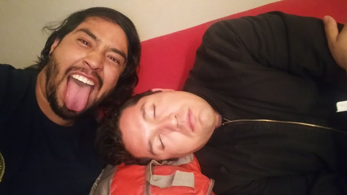 TMPOficial's tweet photo. Anécdotas de tour: Cuando se queda alguien dormido,esto es lo que pasa (Para estos amigos para que queremos enemigos) #FelizMiércoles #TodosSomosTMP #TourFacts https://t.co/vKzCsUPR0o