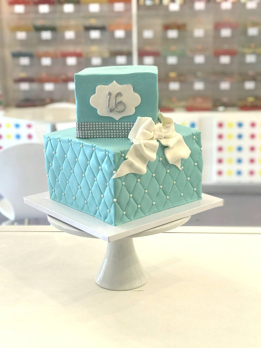 LolliBopSweets's tweet photo. Tiff &amp; Co inspired desserts for the sweetest 16th birthday ever! So classy! #tiffanycake #tiffanycakepops #sweet16 #sweet16cake #LolliBopSweetShop https://t.co/KCiK3X3OL8