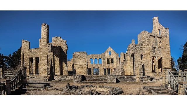 ten8e's tweet photo. One of my first attempts at a pano.  The castle ruins at HaHa Tonka State Park in Lake of the Ozarks. 
_
#hahatonkastatepark #hahatonkacastle #castleruins #prtv #penlive #prtv_architecture3 #castle #loto #lakeoftheozarks https://t.co/Rrtdu6aWtk https://t.co/WPRsZXmU7o