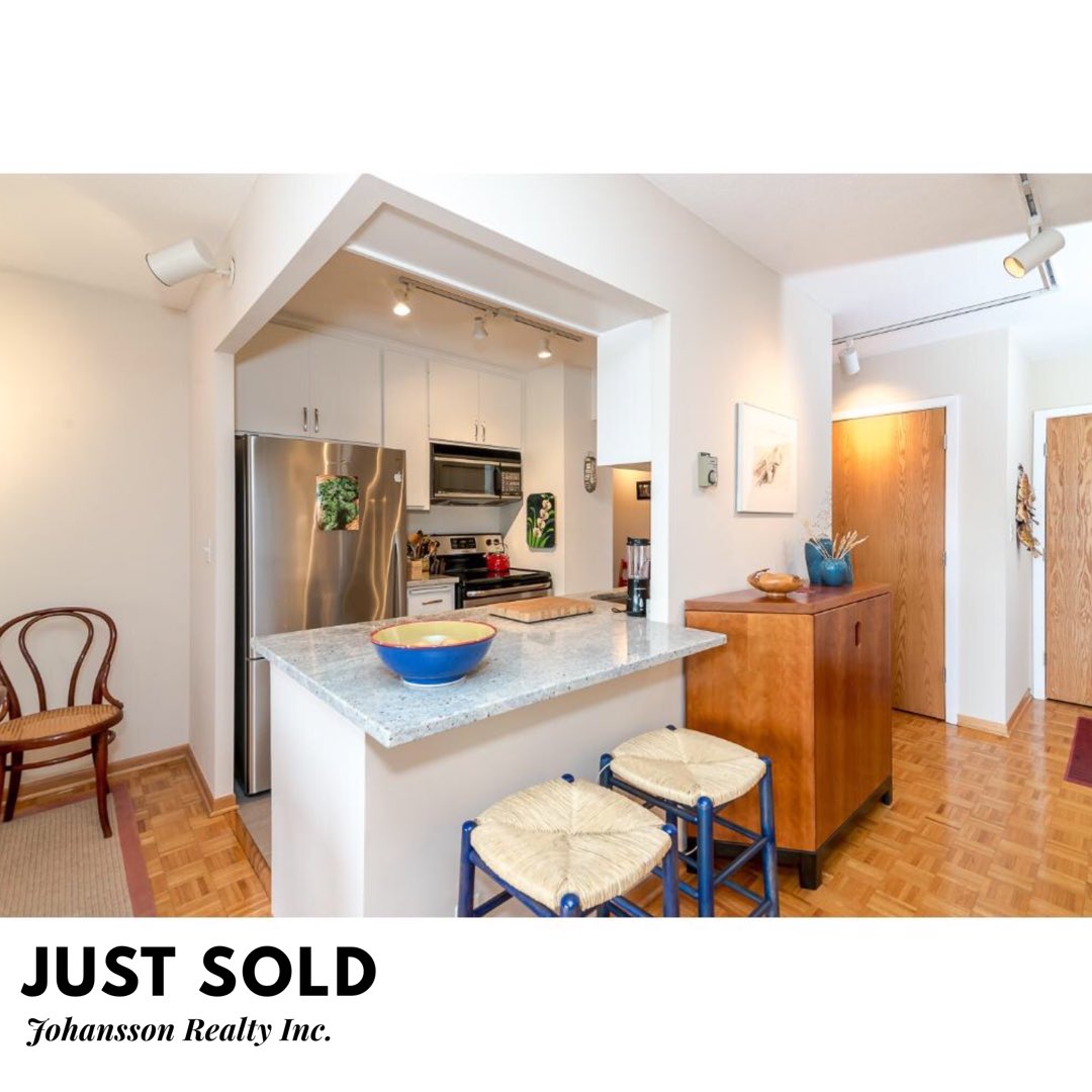 johanssonrealty's tweet photo. Just sold! Beautiful condo, amazing location - so happy for our buyer! 👍🏻 (📷 RMLSMN)
#justsold #johanssonrealty #soldbyarne #closingtime https://t.co/5XVNfcAcbX
