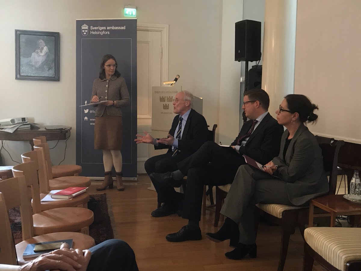AndersAhnlid's tweet photo. Presentation av #Europaperspektiv @SveAmbFI: #EU i en världsordning under omvandling. Karolina Zurek @Kommerskoll om #EUhandel &amp; #hållbarutveckling, Douglas Brommesson @pol_LU om medialisering, Claes Alvstam @Handels_gbg om världshandeln &amp; Teija Tillikainen om EU:s värden #eupol https://t.co/WCP2fYAnC1