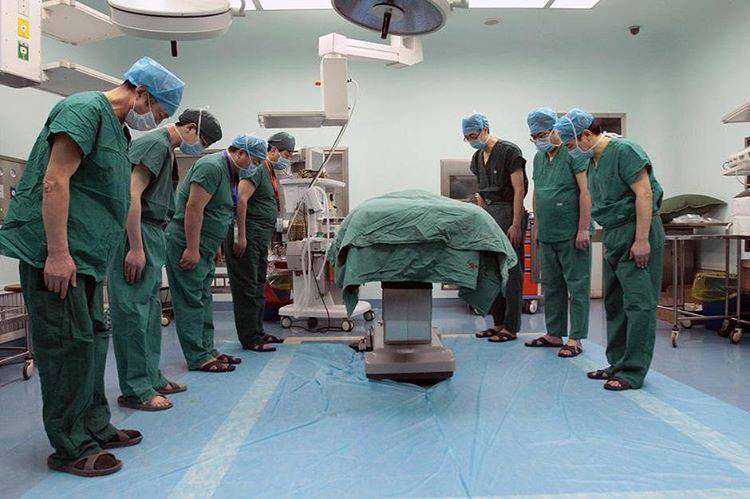 HistoriaEnF0tos's tweet photo. Médicos y enfermeras se inclinan mostrando su respeto a la paciente que donó órganos para salvar cuatro vidas. https://t.co/XE0ftoSalb