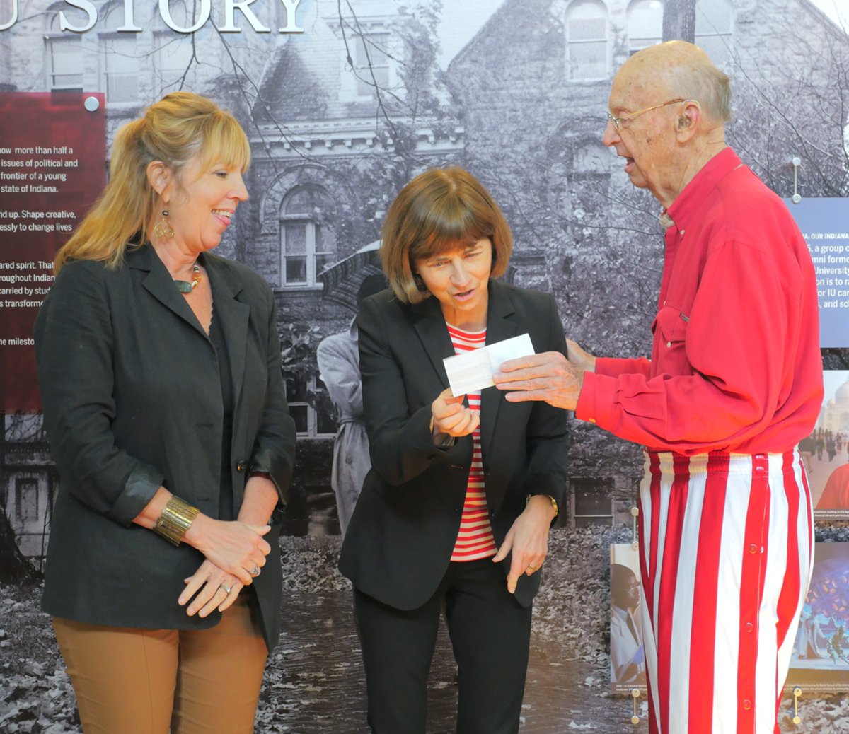 Always a delight when friends stop by! 😊 Former IU Trustee P.A. Mack celebrated #IUday by wearing candy stripes AND creating a scholarship for <a href="/IUSSW/">IU School of SW</a> students. Thank you, P.A., for your lifelong support of <a href="/IndianaUniv/">Indiana University</a>! #thankstoIUdonors