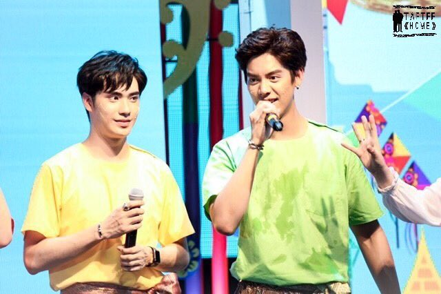 TaeTee_Home's tweet photo. พี่เต้บอกเมียบ่าวว่า 
:::สาดน้ำมันเชย สาดใจมาเลยได้ป่าว
ตี๋ตอบ 
:::ยกใจให้ไปตั้งนานแล้วรู้ป่ะ
***สตั้นกันไป3วิ   ✨เลามโนเอง✨
#อะไรอะไรก็ตี๋ 
#เต้ติสชีวิตโลเทค 
#TAETEE_HOME https://t.co/G4K64nfjQ6