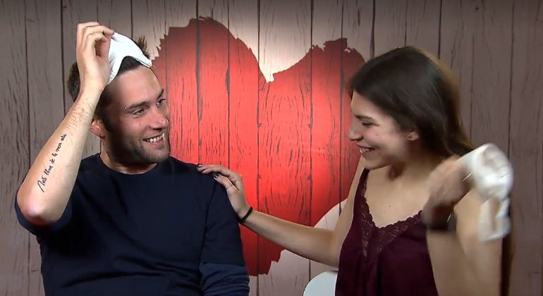 Ecoteuve's tweet photo. 'First Dates' a ciegas con final inesperado: del no rotundo al flechazo por el físico #HappyFirstDates2 https://t.co/c595Amo0ab https://t.co/GIJuN95Asj