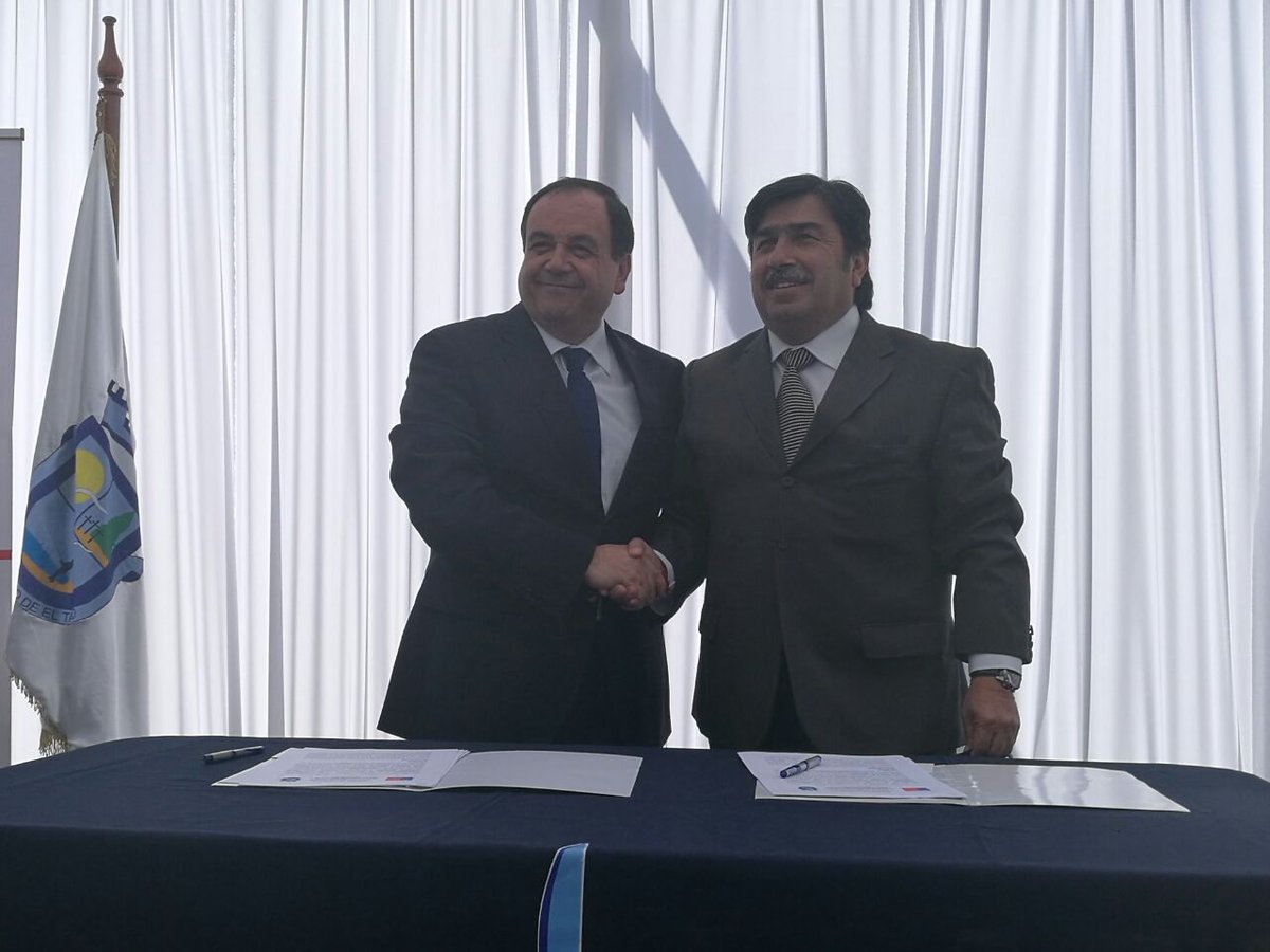 RegCivil_Chile's tweet photo. Con la presencia de autoridades regionales y nacionales se firma hoy el convenio entre el @RegCivil_Chile #Valparaíso y la Municipalidad de #ElTabo que posibilita la instalación de una oficina en Av. Cruces Norte N° 401👏👏👏 https://t.co/PjW02iQx8A