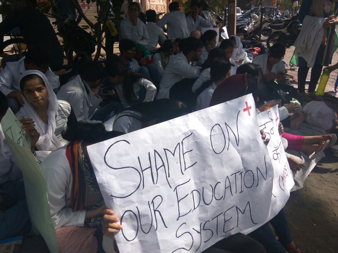 sakshi_shak's tweet photo. @timesofindia @htTweets @Dainik_Bhaskar_  #justiceformims indore save our future,govt should save us cause we are here through the counselling conducted by dme @ChouhanShivraj @JPNadda @S_MahajanLS who'll save lifes of people are watching this days  https://t.co/pyCfYaNF1A https://t.co/XNB9nAJFUH
