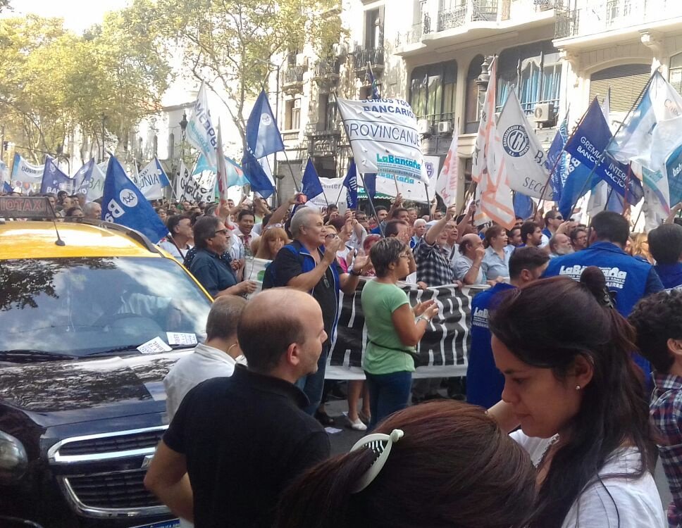 radioviral18's tweet photo. impresionante manifestación de bancarios en el microcentro!!!! https://t.co/fW5C55kAAN