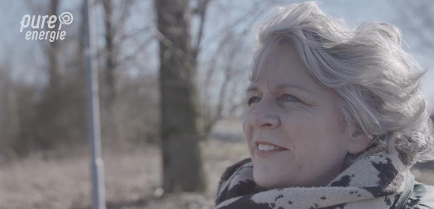 Hoe is het om in de buurt van een windmolen te wonen? We vroegen het aan Nanette. "Laatst fietste ik eronder door en toen hoorde ik ‘m. Dat was voor het eerst." 
Lees hier het artikel en bekijk ook de video waarin zij daarover vertelt: bit.ly/2H9Rugg