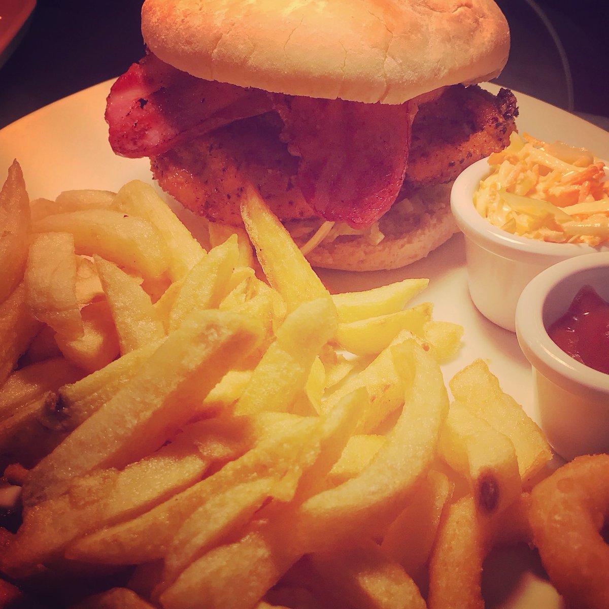 TheBridgeLlan's tweet photo. Here’s our #WelshWednesday contribution. Our beef burgers are 100% premium Welsh beef. They’re 100% tasty too. #LoveDining #WelshRestaurantWeek #FoodAwardsWales2018 #FoodAwards #iamatthebridge #carmarthenshire https://t.co/X5EpW2Bjw4