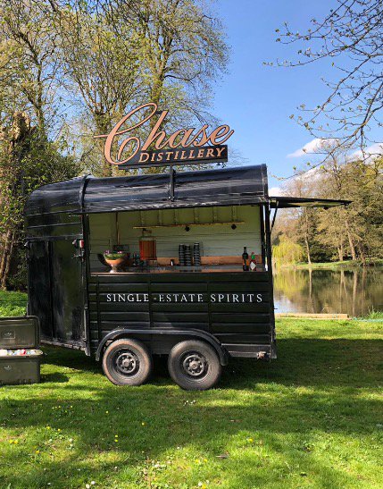 ZeusEventsUK's tweet photo. Drinks &amp; nibbles are served thanks to @ChaseDistillery @FieldingsGC @EJChurchill #Zeusshoot 🍸☀️👍🏼🍴 https://t.co/Ib6bWfnJGg