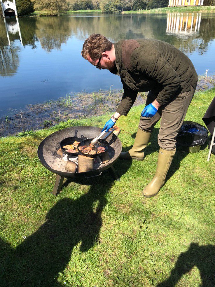 ZeusEventsUK's tweet photo. Drinks &amp; nibbles are served thanks to @ChaseDistillery @FieldingsGC @EJChurchill #Zeusshoot 🍸☀️👍🏼🍴 https://t.co/Ib6bWfnJGg