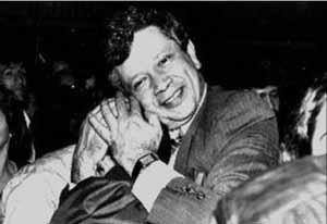 Pablo_Cala's tweet photo. Hace 20 años la estrategia militar encubierta del Estado colombiano asesinó a nuestro amigo y maestro EDUARDO UMAÑA MENDOZA 
..
20 años después, EDUARDO sigue presente en mujeres y hombres que continúan la defensa de los derechos humanos, de los derechos de los pueblos @SINOLVIDO https://t.co/kZbzi51fgD