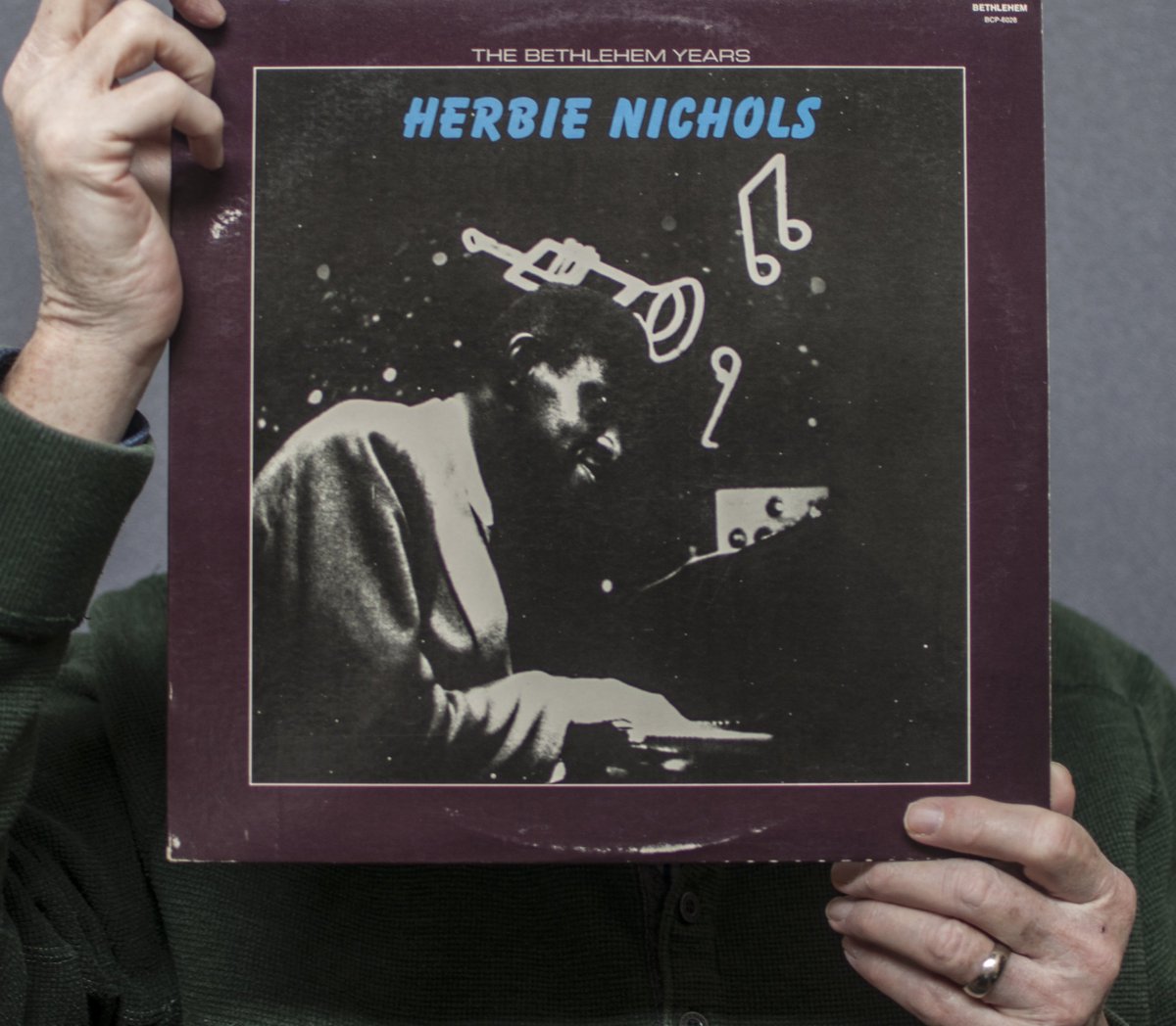 JAZZFM91's tweet photo. Record Store Day Contest:
Can you guess which JAZZ.FM91 host is holding the LP? Email promotions@jazz.fm—if you think you know the answer—for a chance to win an vinyl prize pack curated by @jaymzbeesez!
#VinylConnection https://t.co/06hHguRGJD