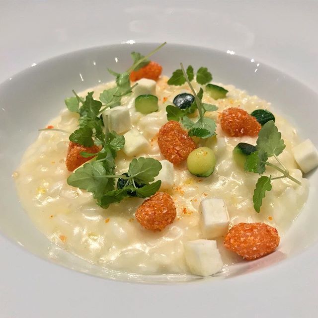 Foodblgxcaso's tweet photo. Risotto ai 5 limoni, gamberi e zucchine. Cinque consistenze differenti di limone, alcune delle quali ignoravo potessero finire in un piatto 😅 mangiare un piatto dell’immenso Di Costanzo è sempre un’esperienza!!! #foodbloggersxcaso #ninodicostanzo #chef #ischia #pagani #piatt… https://t.co/YNP2IxlcRo