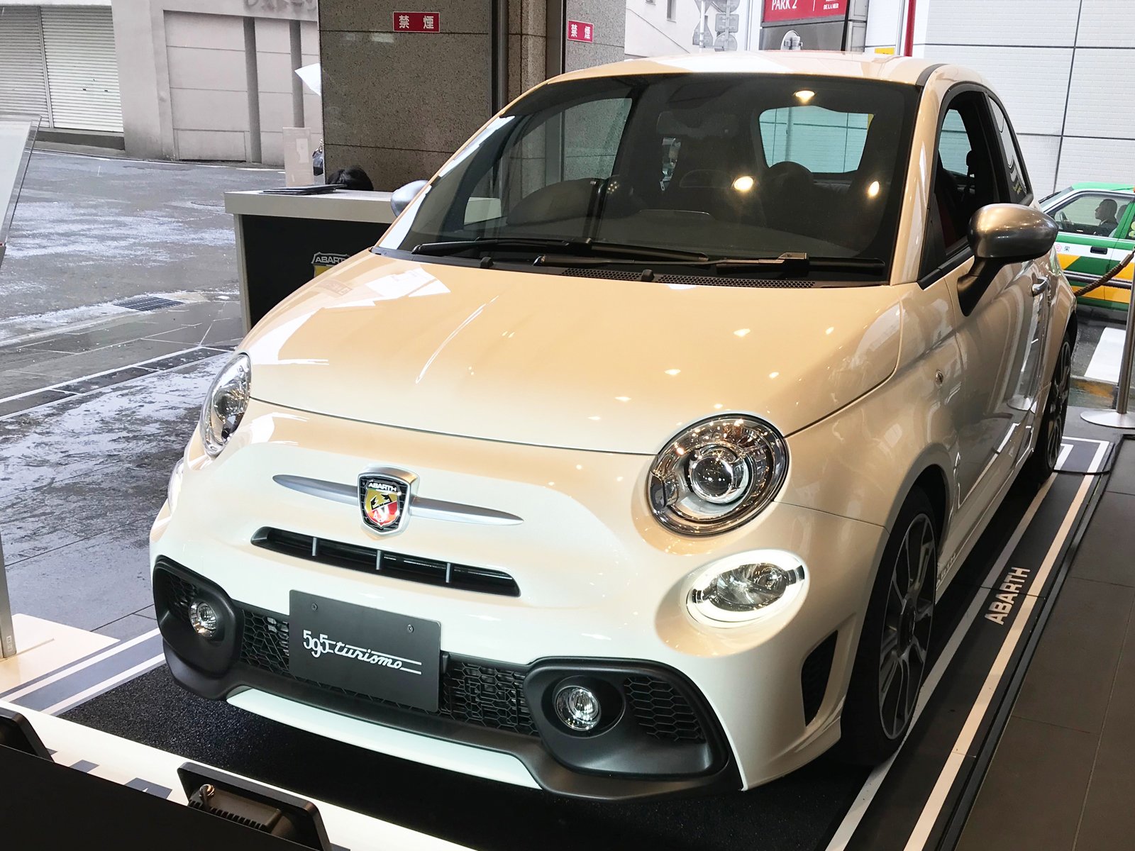 Abarth アバルト 4月23日 月 まで 新宿 伊勢丹新宿店メンズ館 にて 595 Turismo を展示 イタリアらしいエレガントなしつらえのインテリア アバルト ならではのスポーティで躍動感あふれるコクピットを間近でご覧いただけます 詳しくはこちら