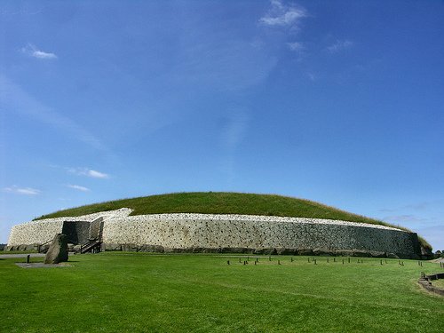 irarchaeology's tweet photo. As it's International Monuments Day... Newgrange is one of Ireland's World Heritage Sites. It is over 5000 years old &amp; is famous for its Winter Solstice alignment &amp; prehistoric art. A massive structure, it measures 76m in diameter &amp; contains over 200,000 tonnes of earth &amp; stone https://t.co/0VOvSbfNq7