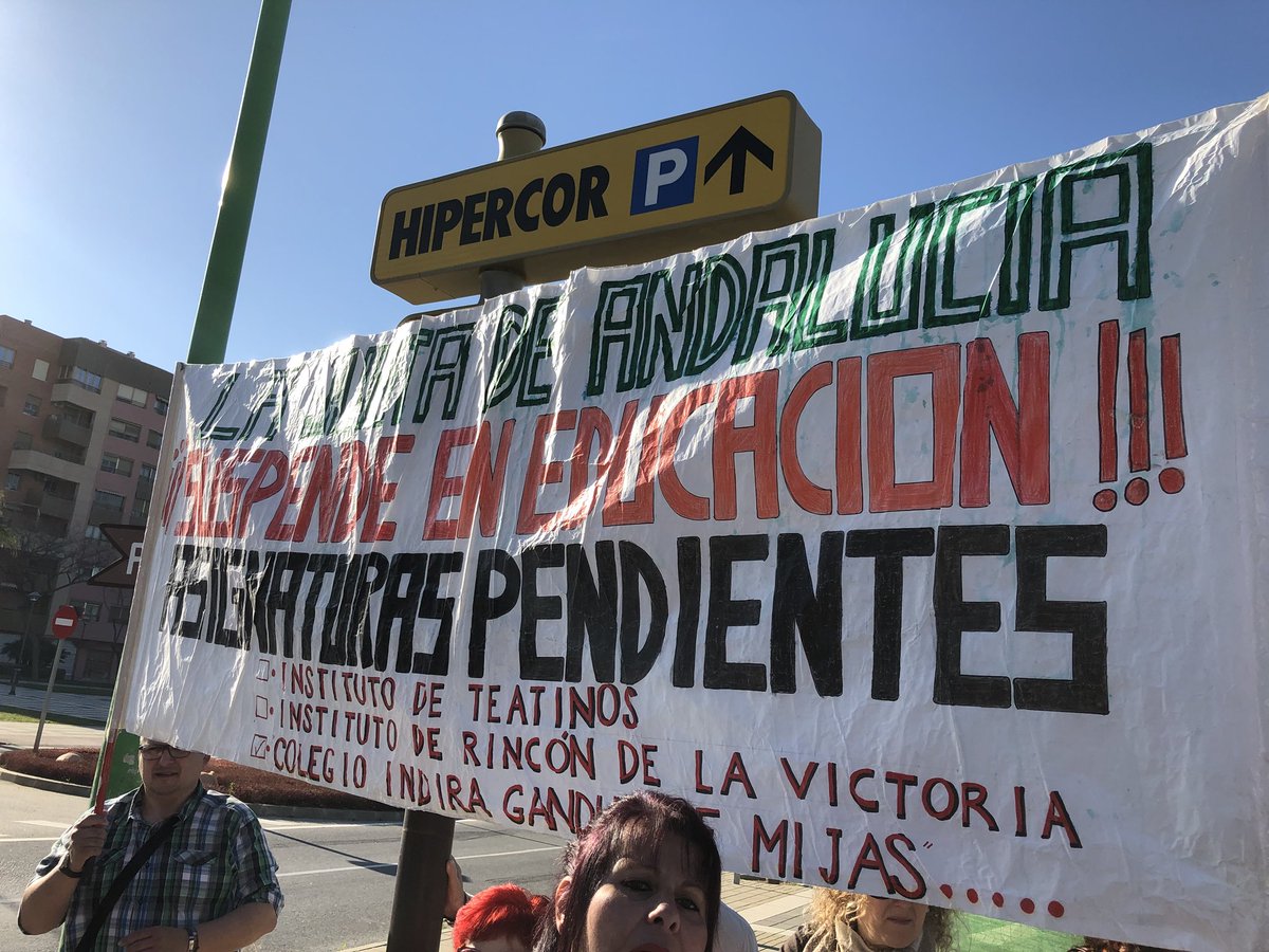 MalagaLibres's tweet photo. .@susanadiaz, no vamos a permitir que los escolares sean hacinados en aulas prefabricadas de lata, como sardinas, en el monte de la Universidad Laboral. Tienen que ser escolarizados en el Distrito de Teatinos de #Málaga. Busquemos soluciones con @PrometoTeatinos y AMPAS. https://t.co/JS1CU1BZpG