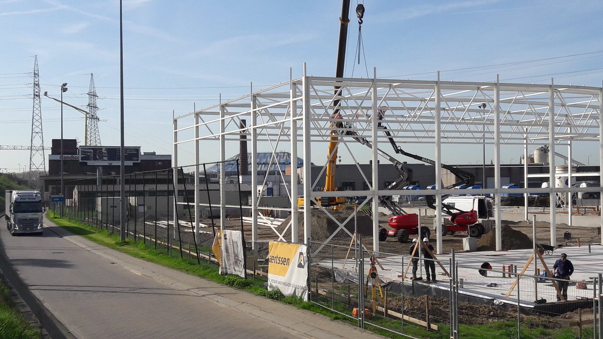 BartEmbre's tweet photo. Sporthal @antwerpgiants begint vorm te krijgen naast de #theunisbrug. In de achtergrond #candico @TienseSuiker en @sportpaleis https://t.co/UEybXwdqES