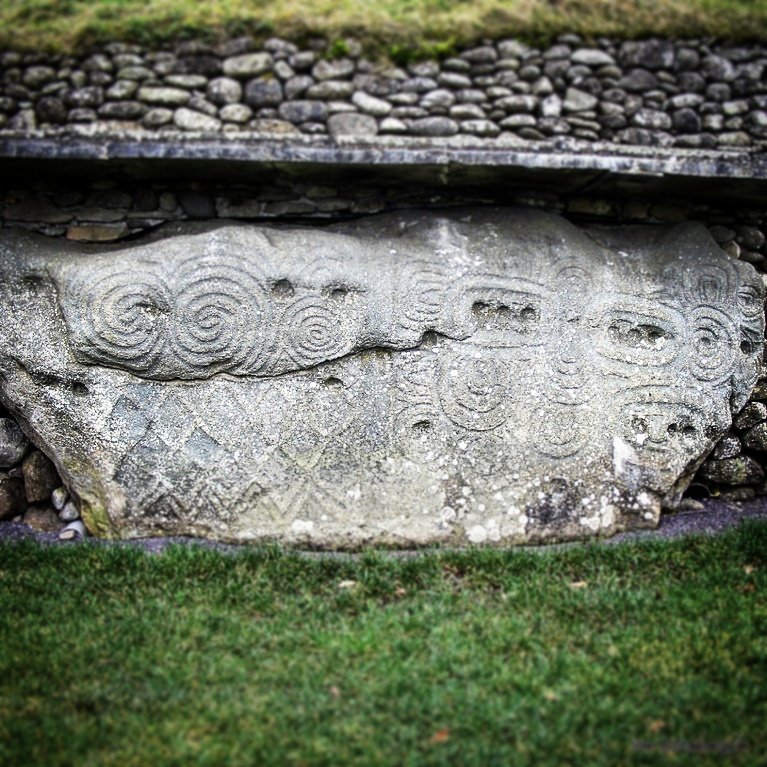 irarchaeology's tweet photo. As it's International Monuments Day... Newgrange is one of Ireland's World Heritage Sites. It is over 5000 years old &amp; is famous for its Winter Solstice alignment &amp; prehistoric art. A massive structure, it measures 76m in diameter &amp; contains over 200,000 tonnes of earth &amp; stone https://t.co/0VOvSbfNq7