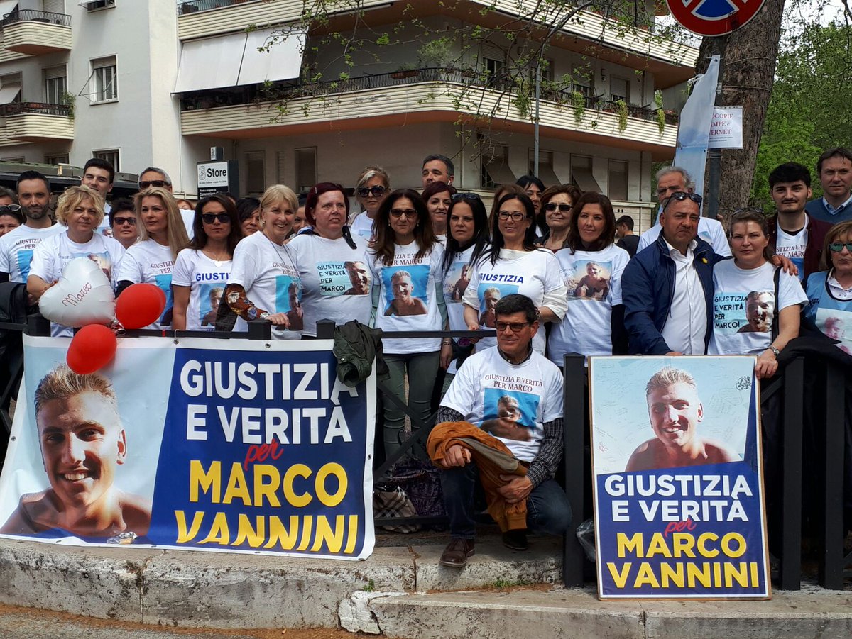 #QuartoGrado #MarcoVannini 
Tutta la famiglia Vannini in attesa del verdetto di primo grado. La sentenza arriverà dalle 15 in poi