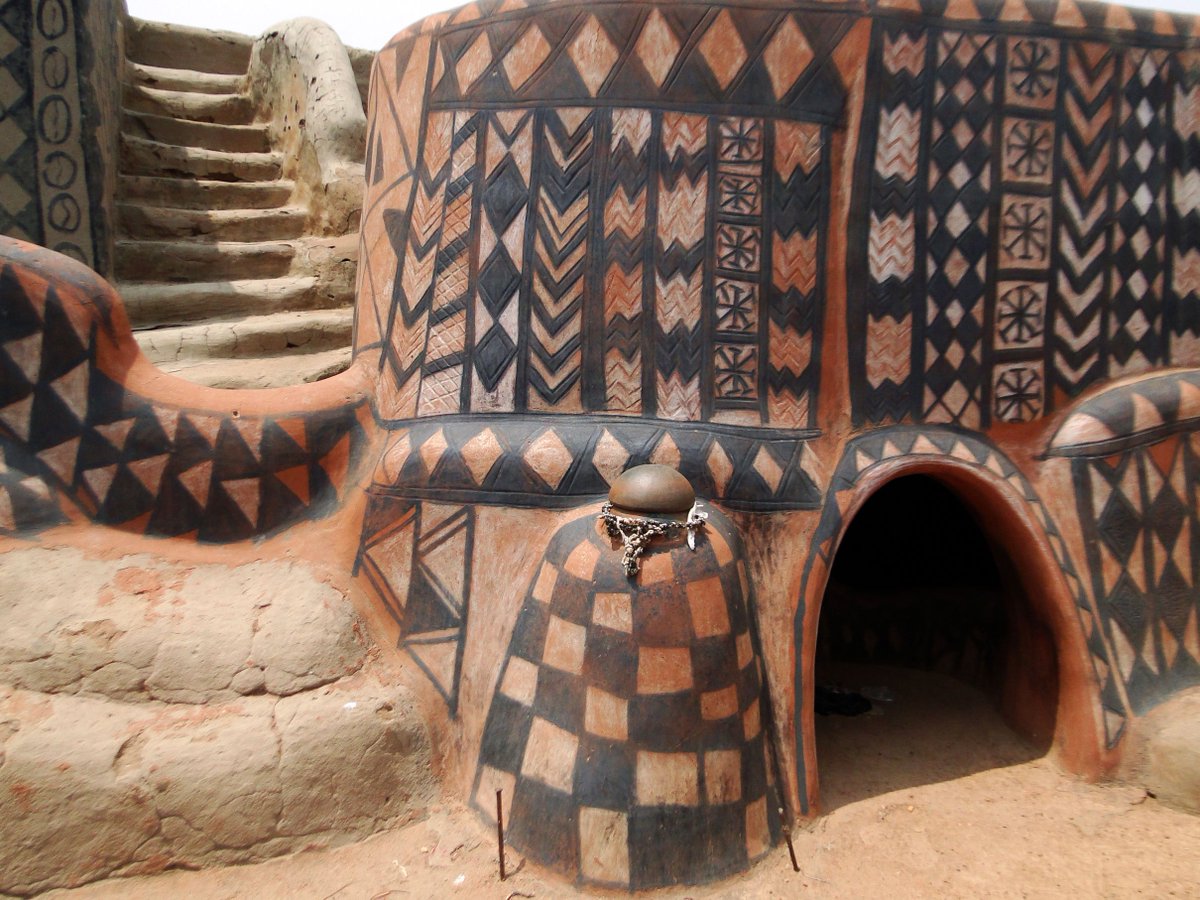 MagazineVoyages's tweet photo. Découvrez les traditions Kasséna dans le village peint de Tiébélé lors d'un séjour au Burkina Faso !
#voyagesvoyages #Afrique #BurkinaFaso #art #deco #Travel #Voyage #trip #Africa #Burkina #visiterlafrique #Tourisme #discover #wild #architecture https://t.co/GMdb0RZXBY