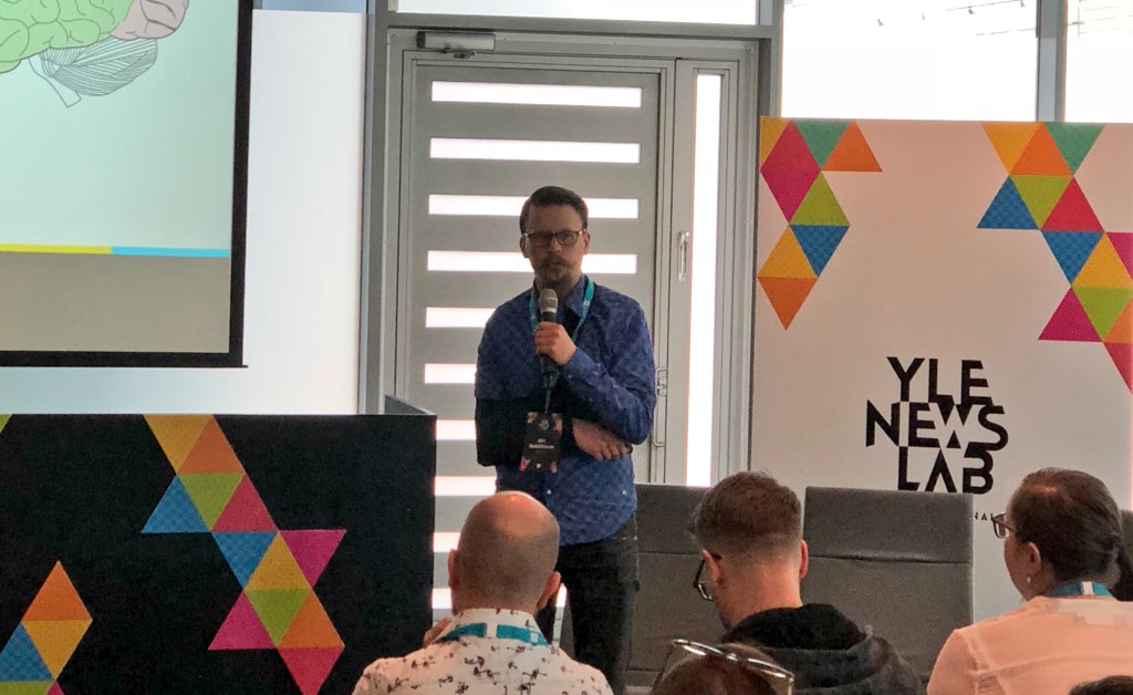 ilparone's tweet photo. .@akikekalainen: yhdistä tuotekehityksessä useita datalähteitä ja metodeja, tuo yhteen eritaustaisia tekijöitä ja tuota mahdollisimman monta ideaa, hypoteesia ja kokeilua. #ux #ylenewslab https://t.co/L89Qiy3E2t