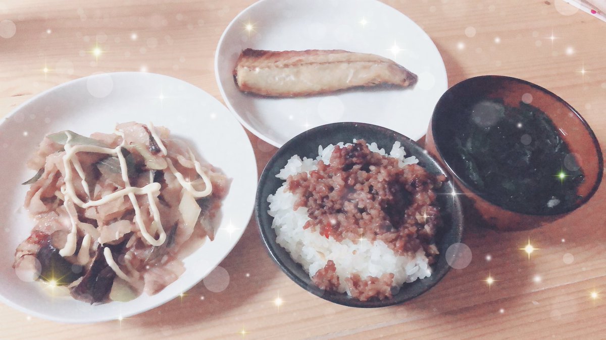 ary_756's tweet photo. 本格的に働き始めながら半(ほぼ)同棲も始めまして、毎日のようにご飯を作っております。なかなか上手じゃないし、食費も浮かないけど、美味しいって食べてくれるの嬉しい❣️

お肉、特価品だったの大量買いしたからお肉ばっかり。(笑) https://t.co/hYXfc5J1Ud