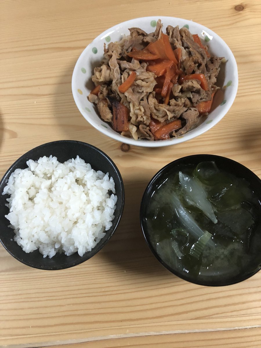 ary_756's tweet photo. 本格的に働き始めながら半(ほぼ)同棲も始めまして、毎日のようにご飯を作っております。なかなか上手じゃないし、食費も浮かないけど、美味しいって食べてくれるの嬉しい❣️

お肉、特価品だったの大量買いしたからお肉ばっかり。(笑) https://t.co/hYXfc5J1Ud