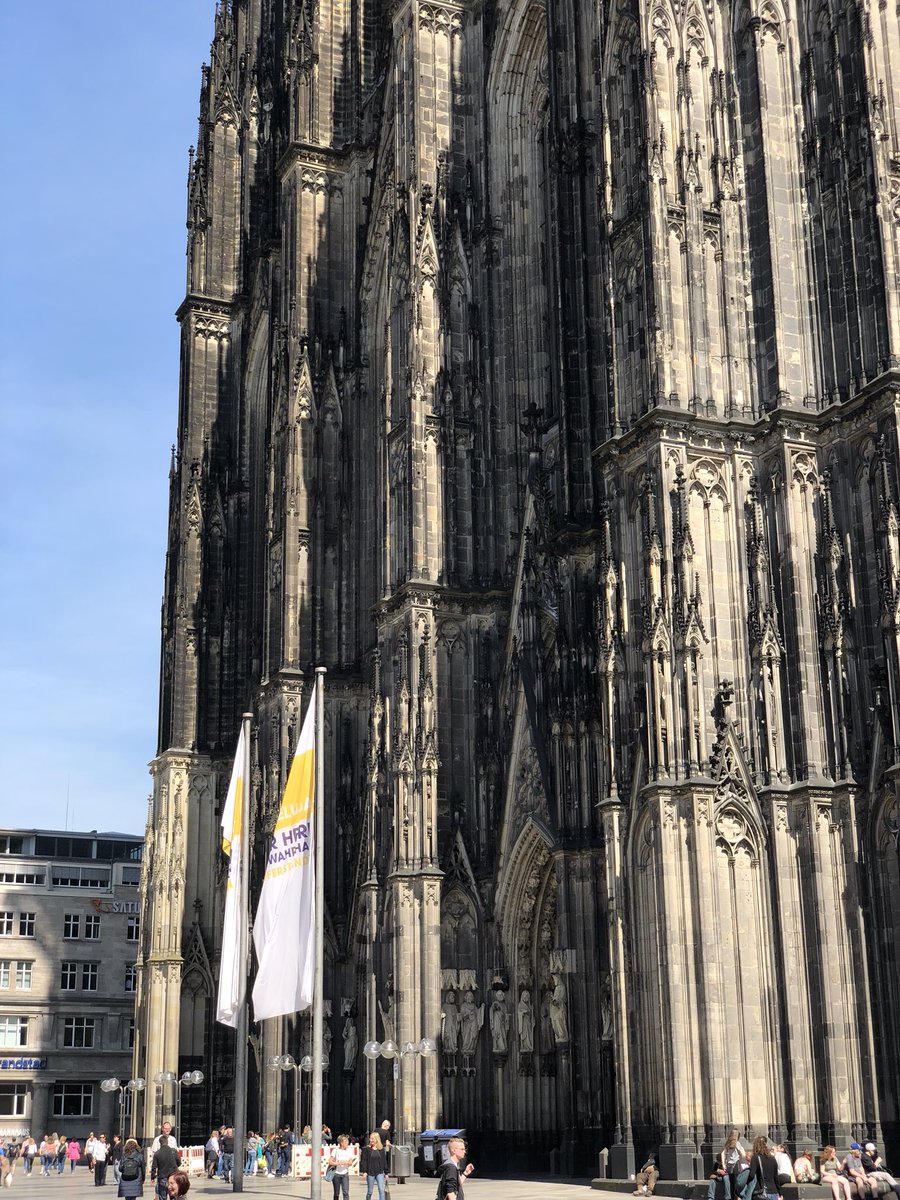 chrhof's tweet photo. #koeln man achte auf die Details 😂🤪 #altpapiertonne #dom https://t.co/IyJMGuLMS8