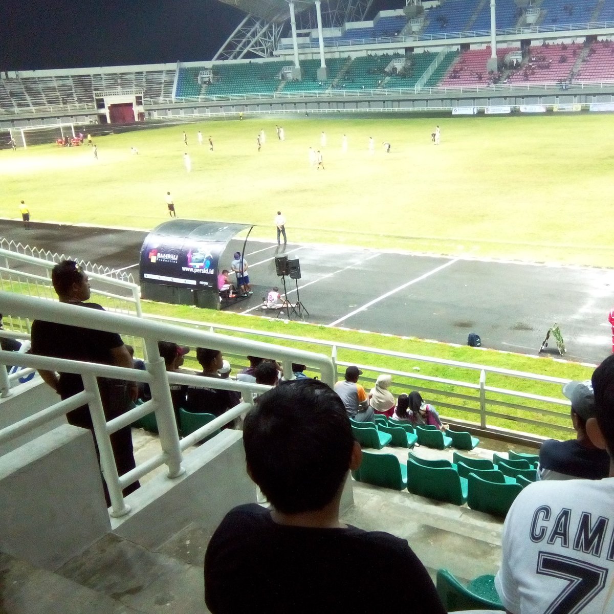 Gunturalesana's tweet photo. Liga 3 rasa liga 1
Pertama kali ini liga 3 main nya sampek malam. Hehe
@BERNI_PERSID @persidmedia
#berkahhujan
#persid #Berni #persidjember #liga3 https://t.co/E3wBdFgqJW