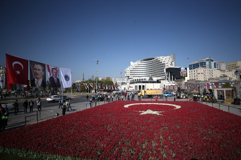 Kayseri Büyükşehir Belediyesi tarafından 168 bin lale ile oluşturulan Türk bayrağı temalı lale peyzajıyla dünya rekoru kırıldı.  #Çarşamba #Kayseri #ÖyleSeçimlerYapKi