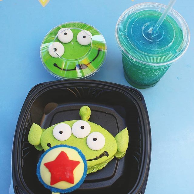 monicazyoung's tweet photo. Which one would you choose? #alienmacaron, #alienparfait or #pixarballcakepop? They are all good and stinking cute! #PixarFest #disneylandfood_ #disneylandfood #foodsofdisneyland #foodsofdisney #eatdisneyland #disneyeats #disneyfood #disneyfoodblog #disn… https://t.co/W2JBqheNq4 https://t.co/xd0sYw7Qt5