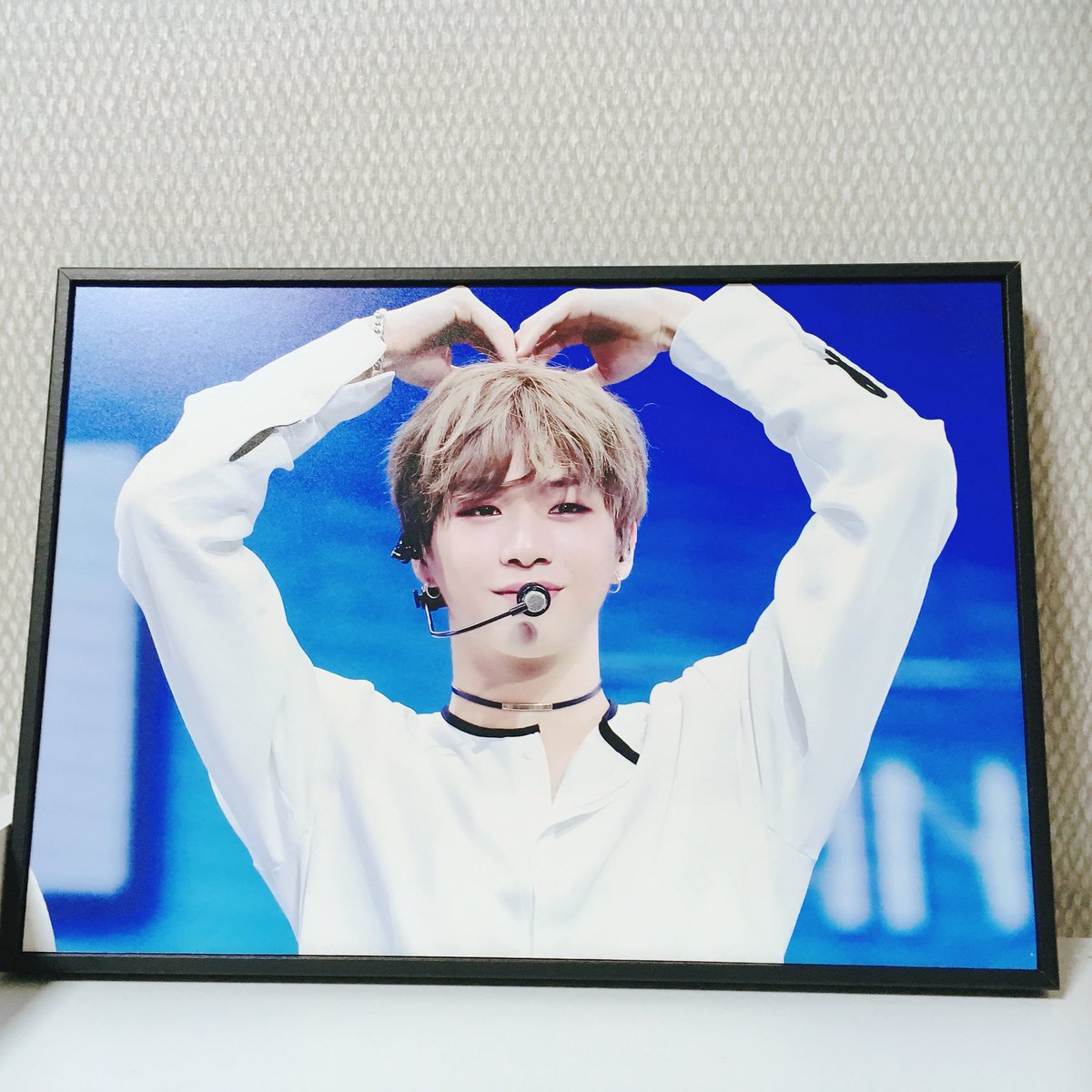 wise_understand's tweet photo. 티켓팅 광탈의 아픔을 달래주는 로제님(@rosedanik)의 액자가 도착했어요✨ 전시회갔을때 한눈에 반했던 사진인데 매일 하트 뿅뿅♥️ 날려주는 다니엘을 볼 수 있다니 정말 행복해요😍 감사합니다!!! https://t.co/7orukMGtmE