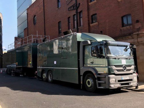 JPFTVS's tweet image. Rigging @rustyrockets (Russell Brand) today at @HackneyEmpire with @ctvob ...  #Romeo3# keeping cool in the shade. (Pilot/Pic Wayne)