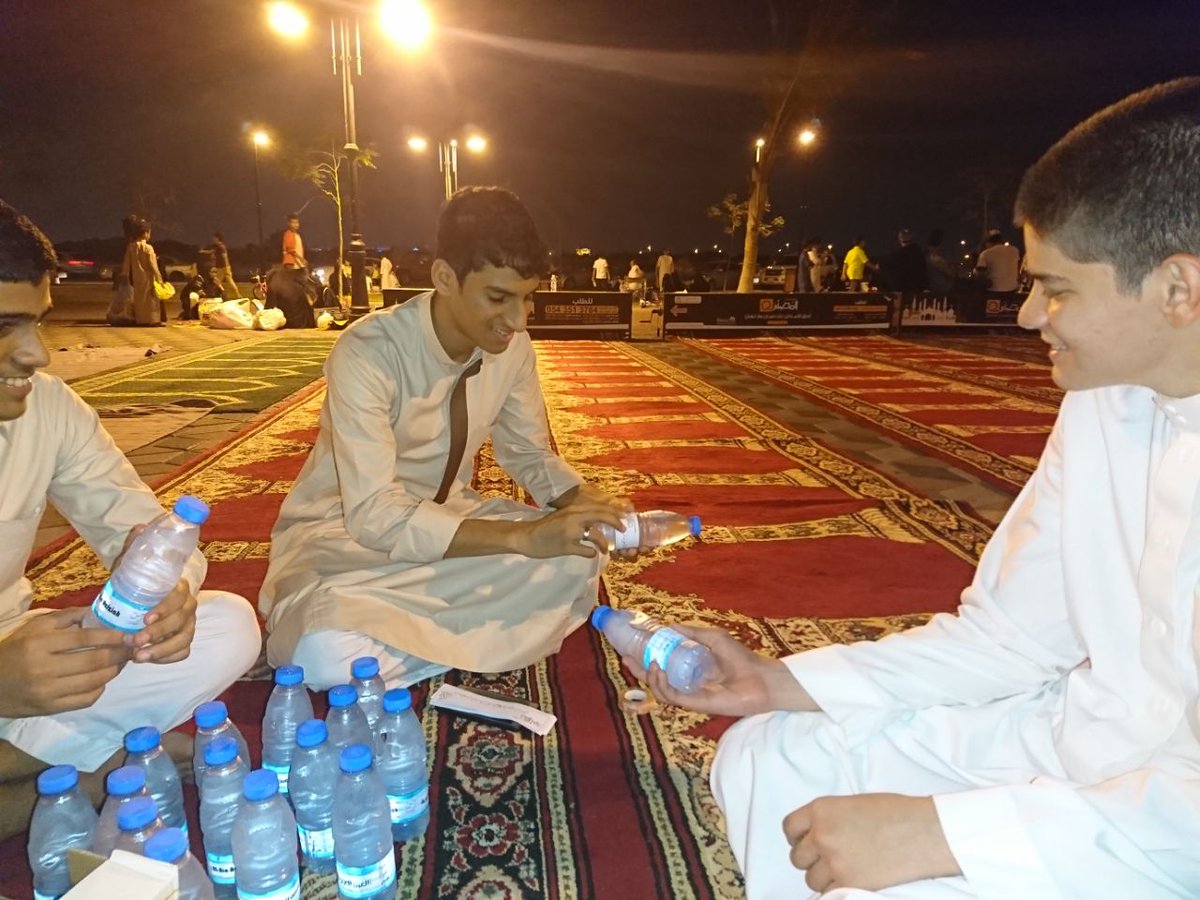 masjedbasif's tweet photo. ✨ ضمن البرامج التطوعية✨

تهيئة المصلى المتنقل في أحد الأحياء المجاورة🕌

وتوزيع الماء 💧
  
كتب الله لهم الأجر والثواب 🌷

#مجمع_باسيف 
#خيركم
#سعادتي_في_صلاتي https://t.co/xqBkWckfRL