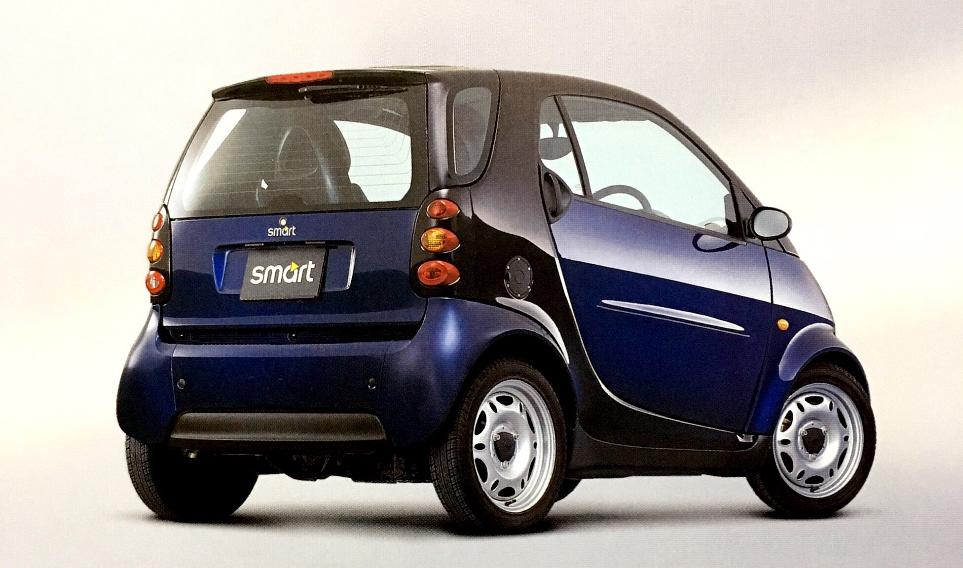 なべジュン 外車の軽自動車 スマートの初代には Kという軽自動車登録仕様があった ベース車から フェンダーやタイヤを変更して日本の軽規格に適合させたモデル モデル後半でベース車の排気量が600cc 700ccに拡大したため廃盤に Smart Mcc