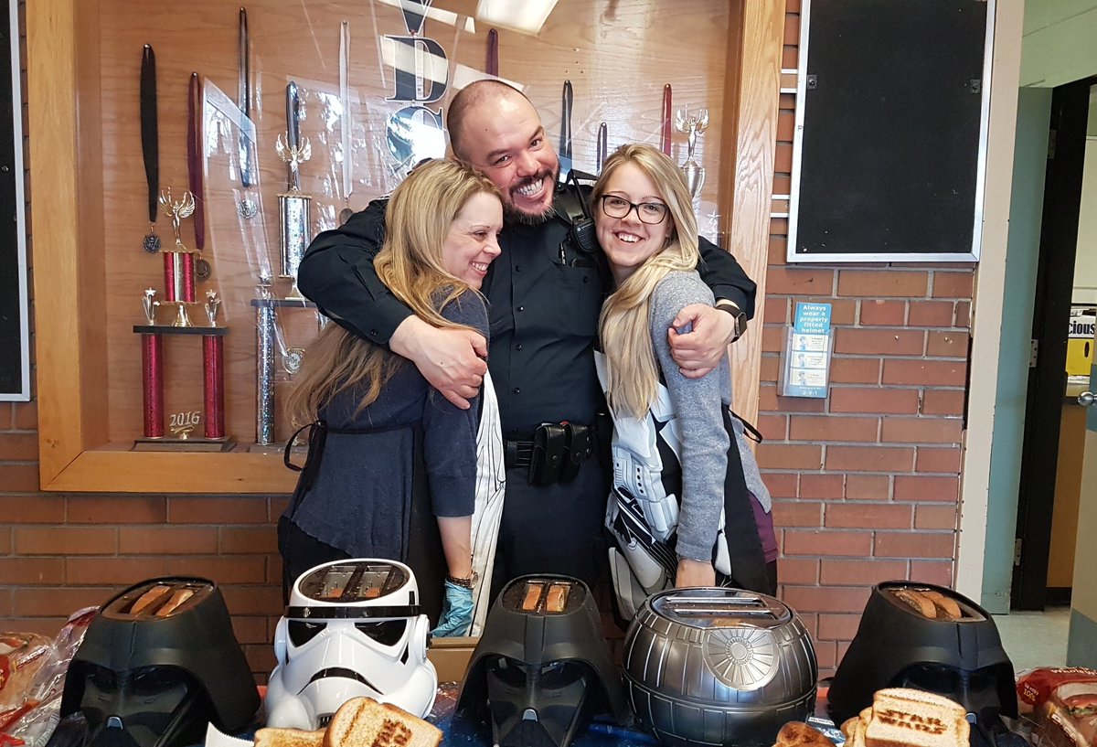 StarWarsCop's tweet image. So happy to have these amazing ladies here with me doing the #breakfastprogram here at Chaminade College Ss.  Nothing like starting the day off with a lot of smiles and laughs. Mother, daughter team of awesome!
