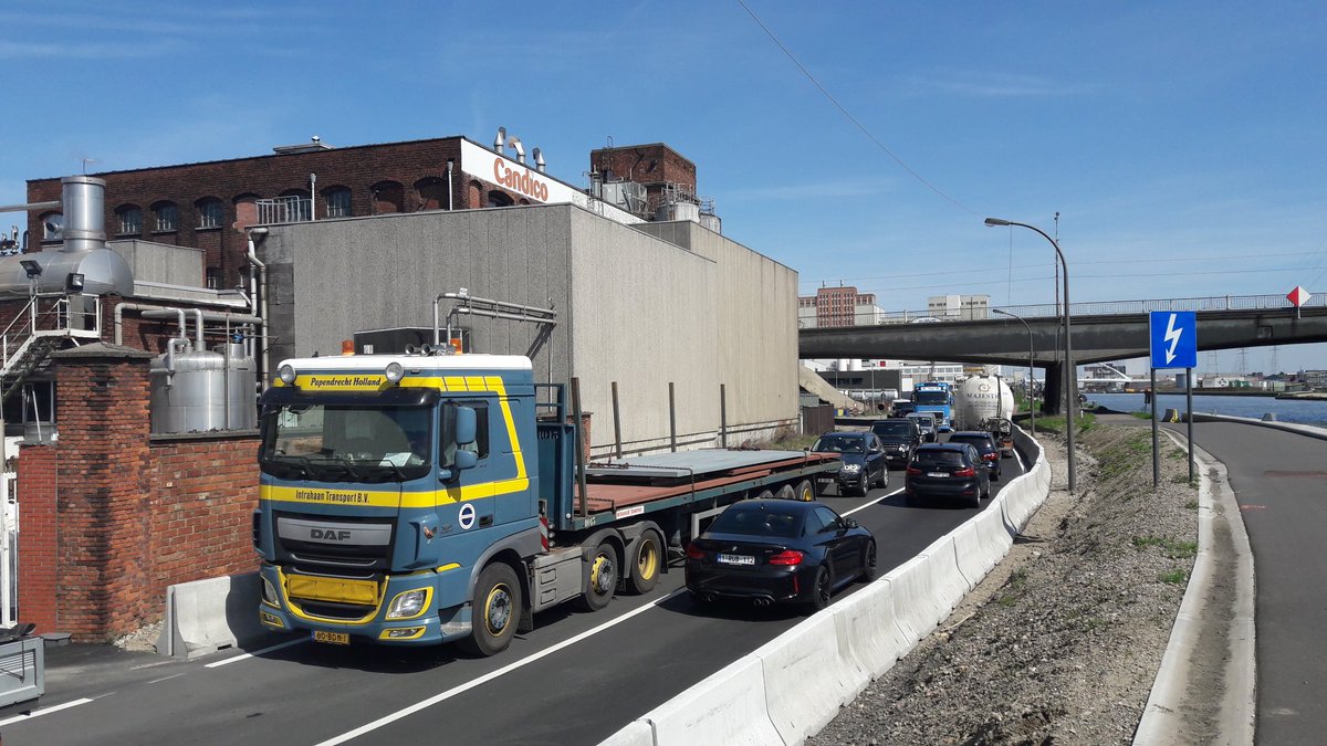 BartEmbre's tweet photo. Tijdelijke verkeerslichten verder in de Carrettestraat zorgen al heel deze week voor lange files op de verbindingsweg achteraan ons bedrijf #candico @TienseSuiker. Gelukkig schijnt het zonnetje en kan je dromen van een zalig terrasje 😁 https://t.co/MvcKaMo83g