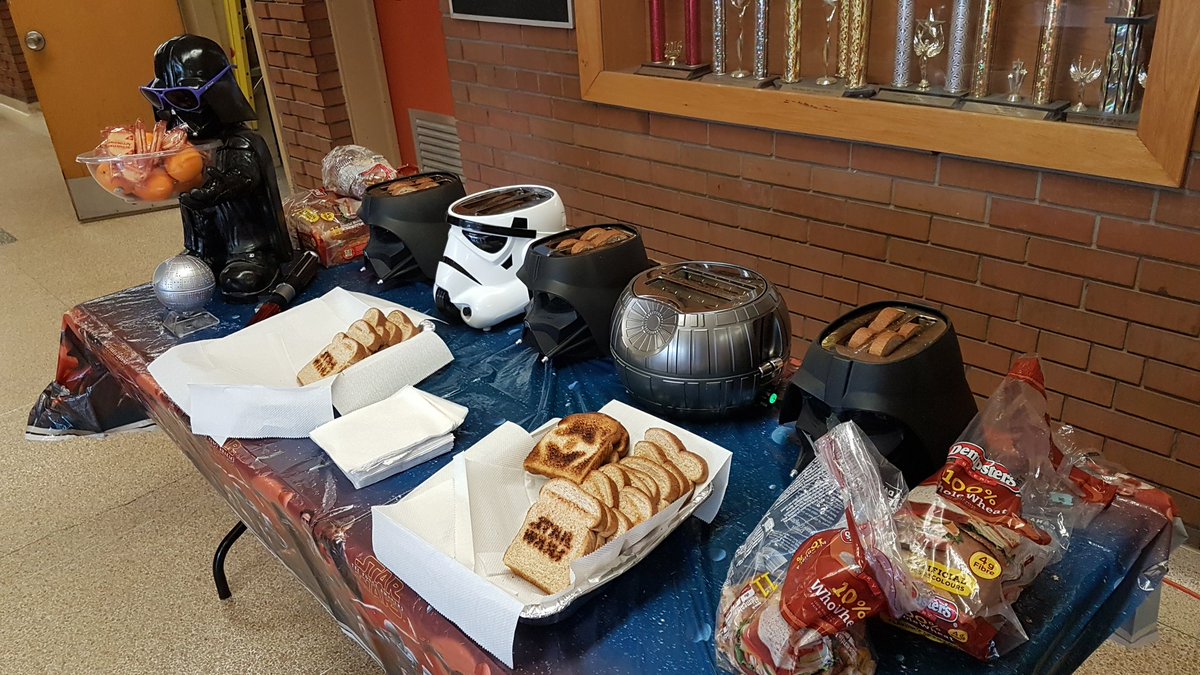 StarWarsCop's tweet image. So happy to have these amazing ladies here with me doing the #breakfastprogram here at Chaminade College Ss.  Nothing like starting the day off with a lot of smiles and laughs. Mother, daughter team of awesome!