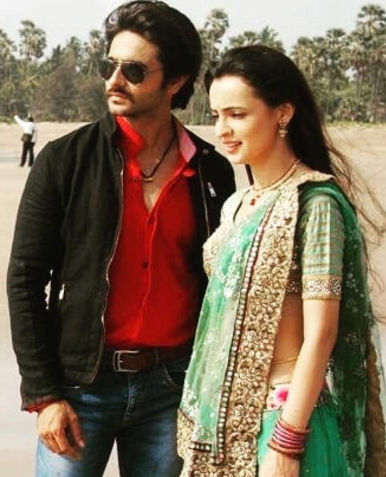 Liliarun0884's tweet photo. @notesandee @ashish30sharma You are going to miss this #Rangrasiya as we @AshishFans_indo do.. but here we keep watching this show thru @ColorsTV, I do Everyday within My Break Hours.. We Dont Want Any Memory.. We want It Will Be Alive During Our Lifetime.. Love So Much.. #RudraPratapRanawat #Parvati https://t.co/xXQAN043hN
