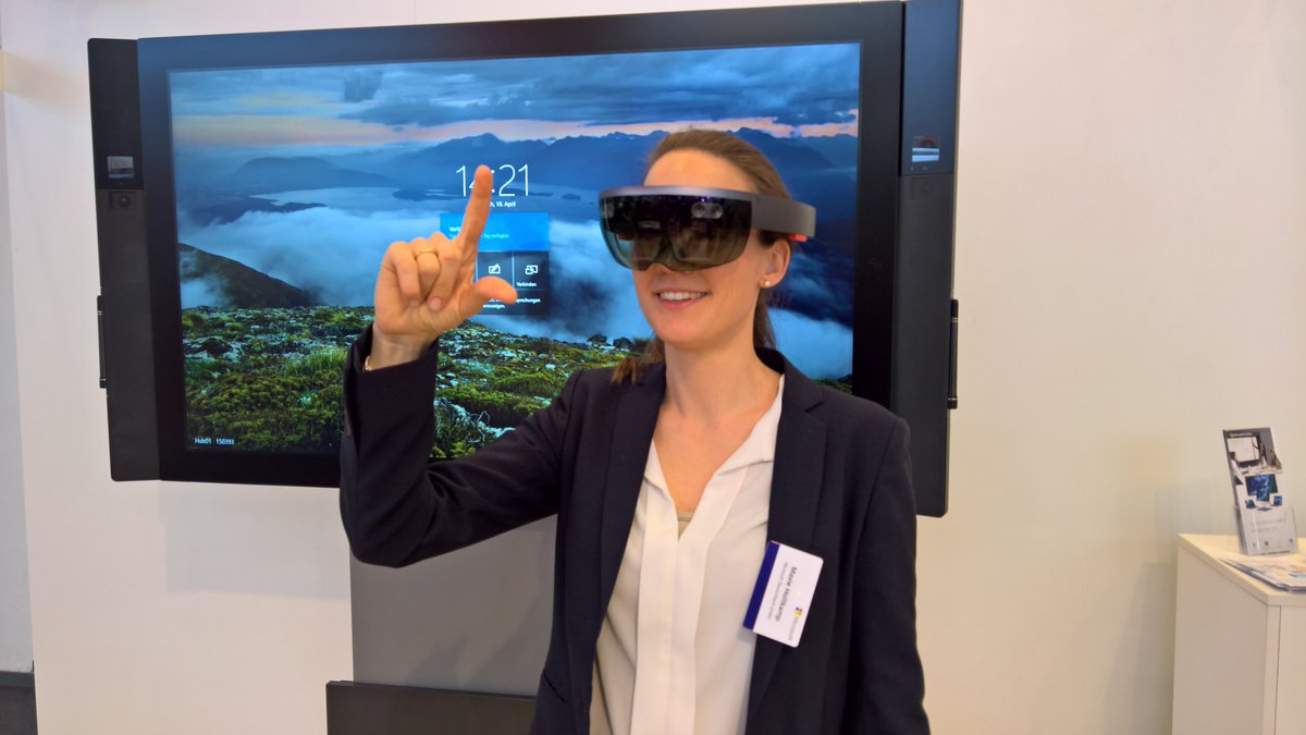 MS_PublicSector's tweet photo. Können wir mit der HoloLens im OP Saal bald selbst operieren? Microsoft auf der #conhIT in Halle 4.2 / Stand-Nr. C – 101 https://t.co/cuiNago4KG