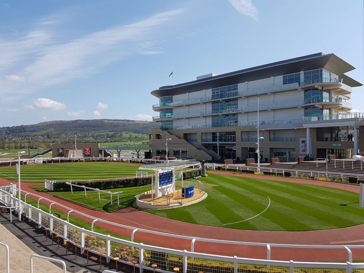 It’s a beautiful day for a spot of horse racing! @CheltenhamRaces for #TheAprilMeeting 🏇🏽🏇🏽🏇🏽