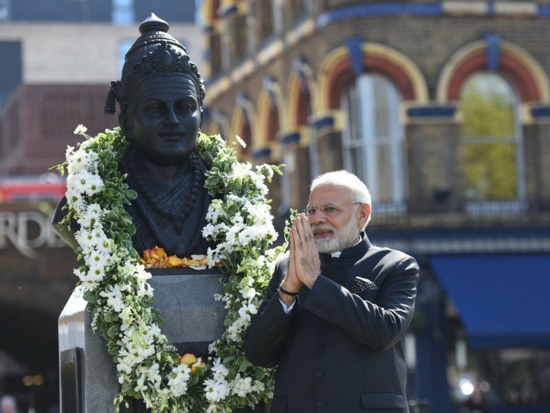 timesofindia's tweet photo. #PMinLondon | PM @narendramodi pays floral tributes at Basaveshwara bust in London https://t.co/A9REf1bYu1 https://t.co/CJddztoKjk