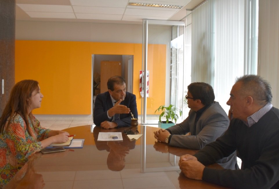 saludnewsonline's tweet photo. #SanLuis. El ministro #Freixes recibió al secretario general de #Smata #VillaMercedes https://t.co/2NWJXAq5QQ https://t.co/UdDyOydINR
