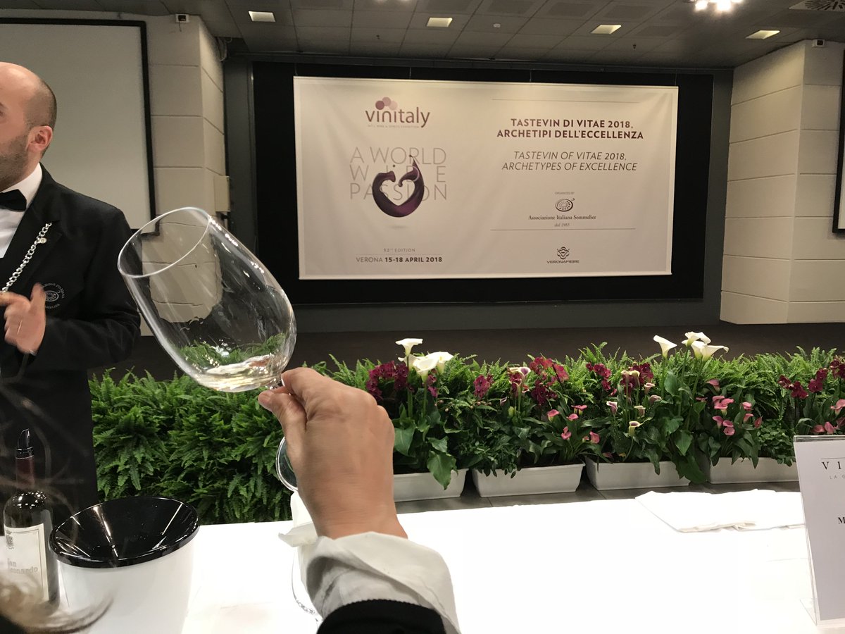 wine_telegraph's tweet photo. Al @VinitalyTasting presso @pressVRfiere #VinItaly #Vinitaly2018 gran finale con @ais_italy per la guida #vitae2018 #Vitae con vini di eccellenza https://t.co/u4cG1h4KWW